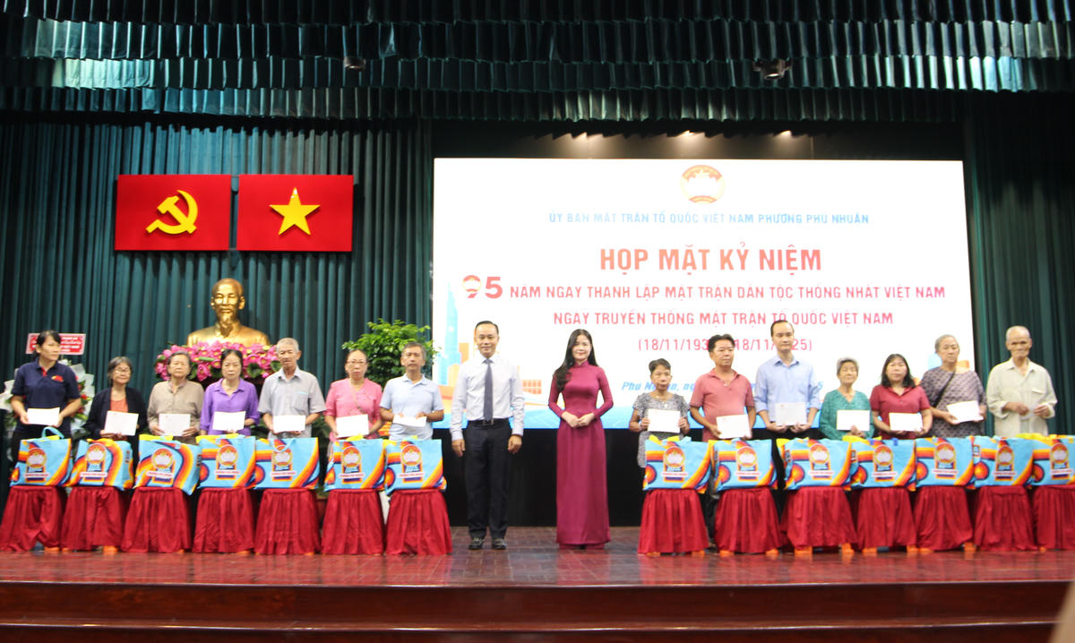 Trao quà cho các hộ dân có hoàn cảnh khó khăn trên địa bàn phường. Ảnh: Q.Đ.