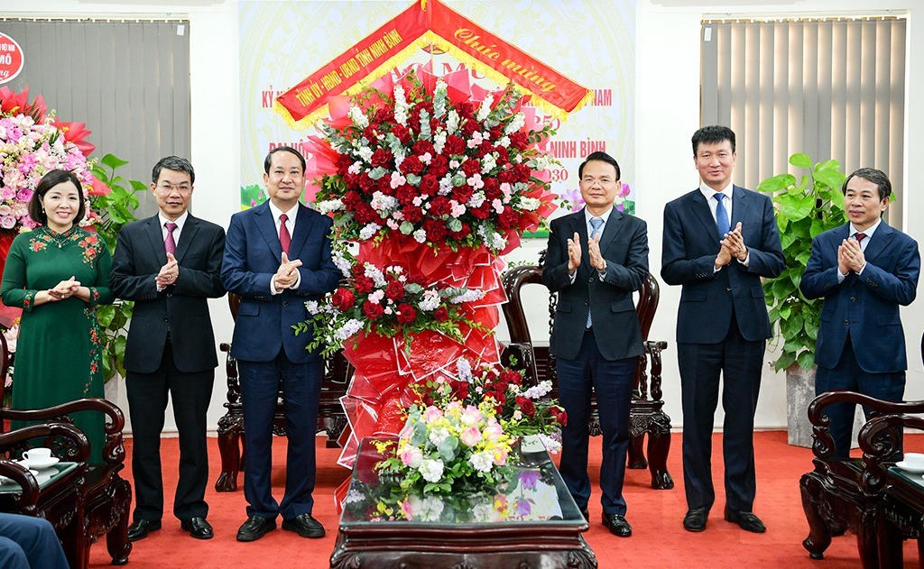 Bí thư Tỉnh ủy Đặng Xuân Phong tặng hoa chúc mừng Ủy ban MTTQ tỉnh Ninh Bình nhân dịp 95 năm ngày truyền thống. Ảnh: Trường Giang