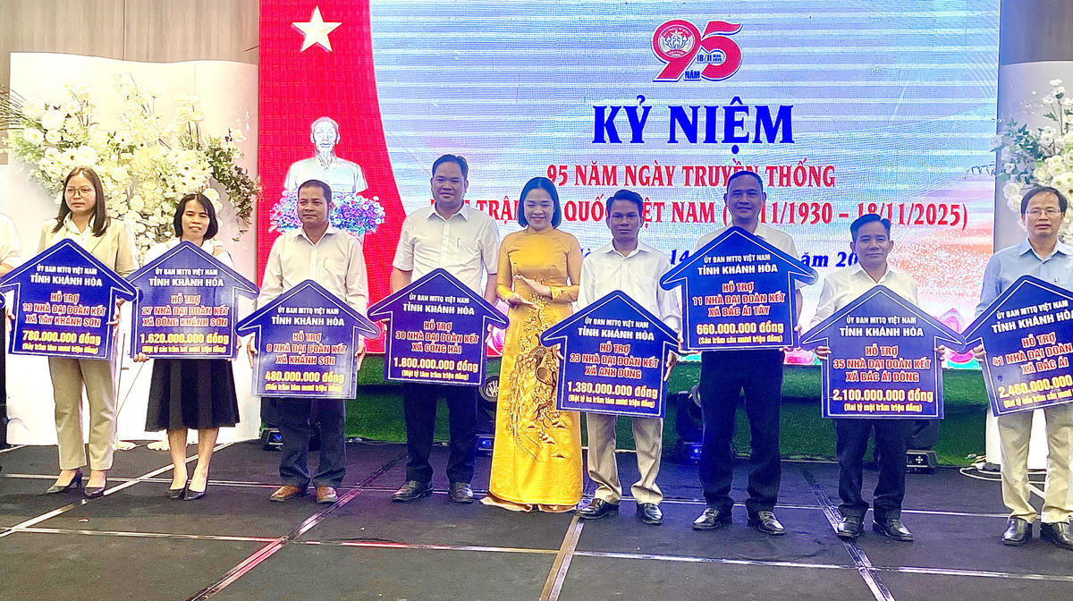 Trao tặng 300 căn nhà Đại đoàn két cho các hộ nghèo trên địa bàn tỉnh (ảnh Thùy Trang).