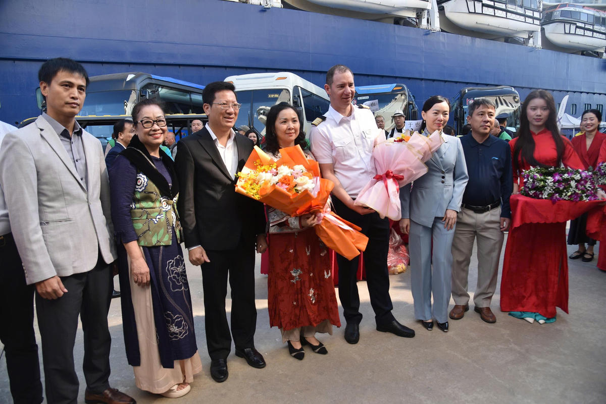 Lãnh đạo Sở Văn hóa, Thể thao và Du lịch cùng đại diện các đơn vị cảng tàu, lữ hành chụp ảnh lưu niệm cùng thuyền trưởng tàu. Ảnh: Bùi My.