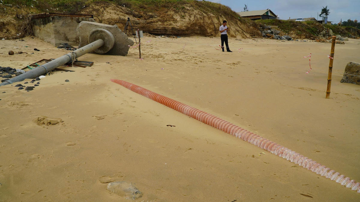 Tuyến cáp ngầm 22kV, đoạn qua thôn Thanh Thủy hiện đang lộ thiên. Ảnh: CV.