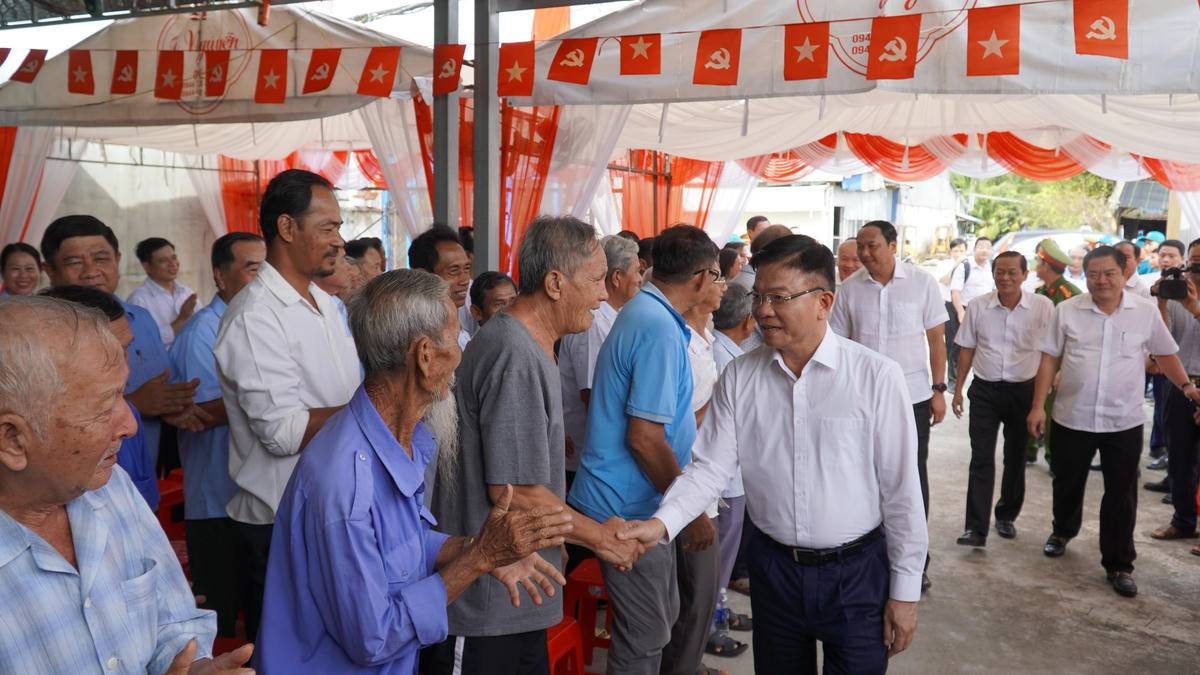 Phó Thủ tướng Chính phủ Lê Thành Long đến dự Ngày hội Đại đoàn kết toàn dân tộc tại khu phố Minh Long. (ảnh: P.S)