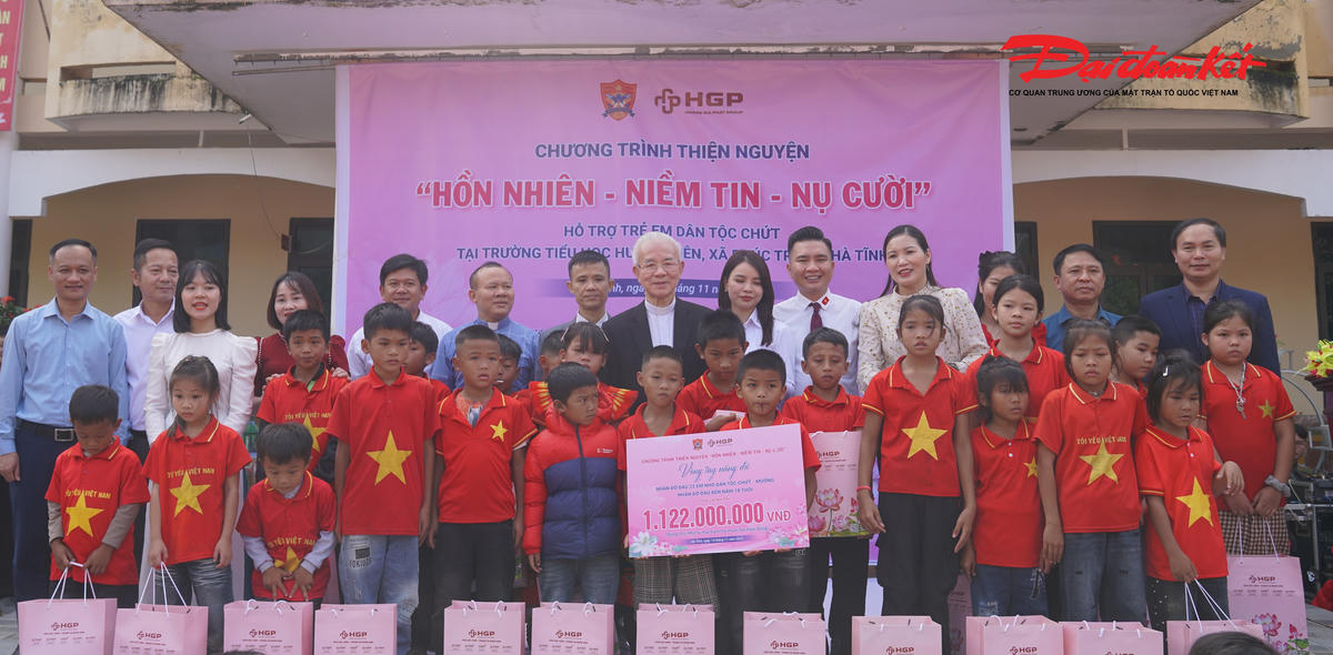 Ban tổ chức Chương trình trao biểu trưng nhận đỡ đầu 22 học sinh dân tộc Chứt và Mường đến khi trưởng thành với tổng mức hỗ trợ 1,122 tỷ đồng. Ảnh: Hạnh Nguyên.