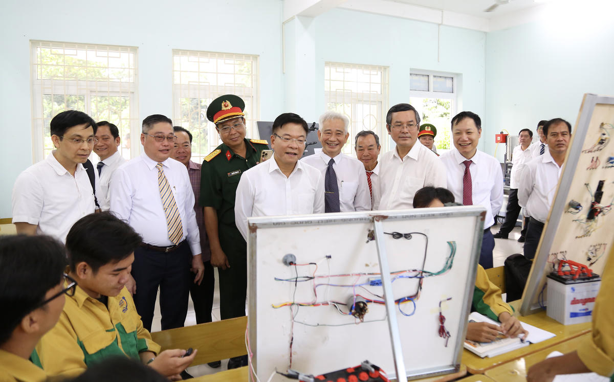 Phó Thủ tướng Chính phủ Lê Thành Long tham quan phòng thực hành kỹ thuật ô tô của Trường Đại học Kiên Giang. (ảnh: Thanh Tiến). 