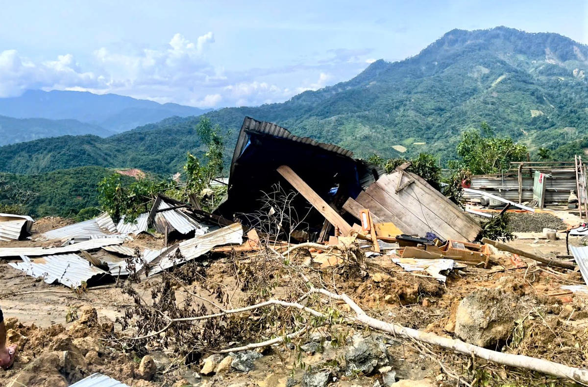 Sạt lở khiến nhiều nhà dân ở thôn 4, Phước Thành bị sập hư hỏng nặng. Ảnh: Tấn Thành.