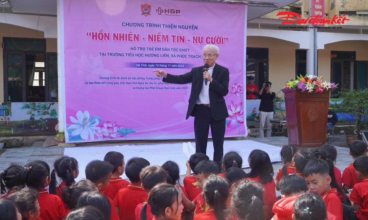 Linh mục Giuse Trần Xuân Mạnh, Chủ tịch Ủy ban ĐKCG Việt Nam trao đổi với học sinh Trường Tiểu học Hương Liên. Ảnh: Hạnh Nguyên.