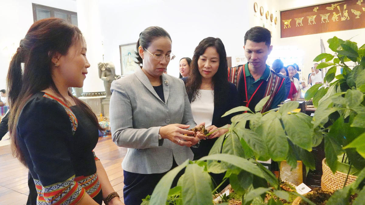Bà Nguyễn Thị Anh Thi, Phó Chủ tịch UBND TP Đà Nẵng tham quan gian hàng sản phẩm du lịch tại hội thảo. Ảnh: Nguyễn Tú.