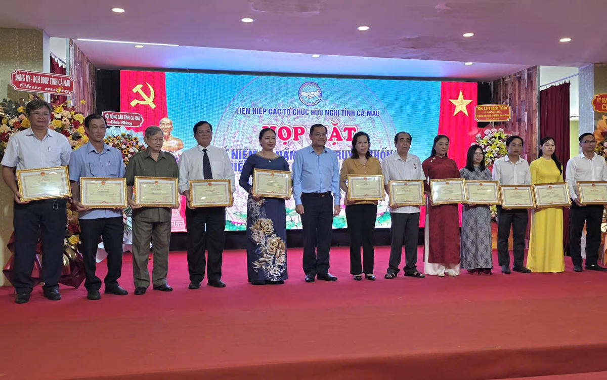 Phó Chủ tịch UBND tỉnh Ngô Vũ Thăng tặng bằng khen cho những các cá nhân có thành tích và đóng góp cho công tác đối ngoại nhân dân. Ảnh: Nguyên Du