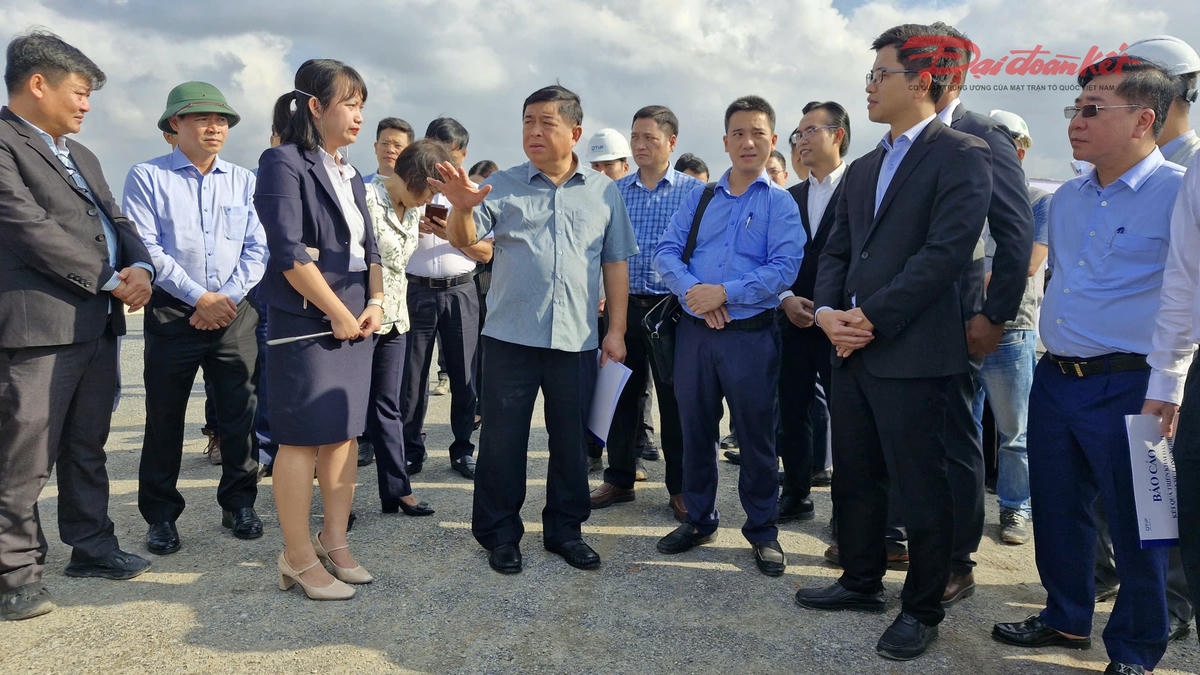Phó Thủ tướng Chính phủ Nguyễn Chí Dũng đi thị sát tại dự án Khu công nghiệp Quảng Trị. Ảnh: Đỗ Văn.