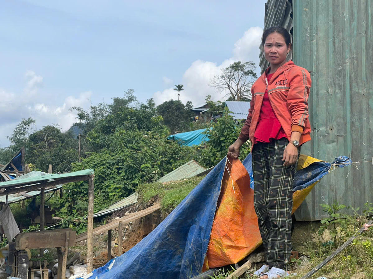 Chị Hồ Thị Nhút đang đối diện vơi nỗi lo sợ núi sẽ tiếp tục sạt lở. Ảnh: Chí Đại.