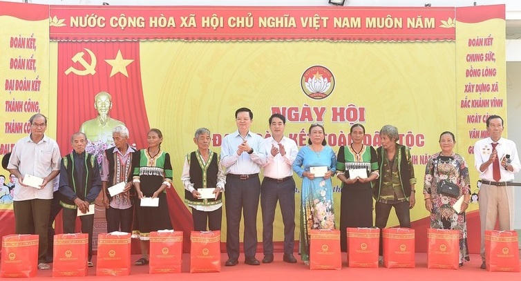 Phó Thủ tướng Mai Văn Chính và Bí thư Tỉnh ủy Khánh Hòa Nghiêm Xuân Thành tặng quà cho hộ gia đình tiêu biểu tại Ngày hội Đại đoàn kết xã Bắc Khánh Vĩnh. (ảnh X.H)