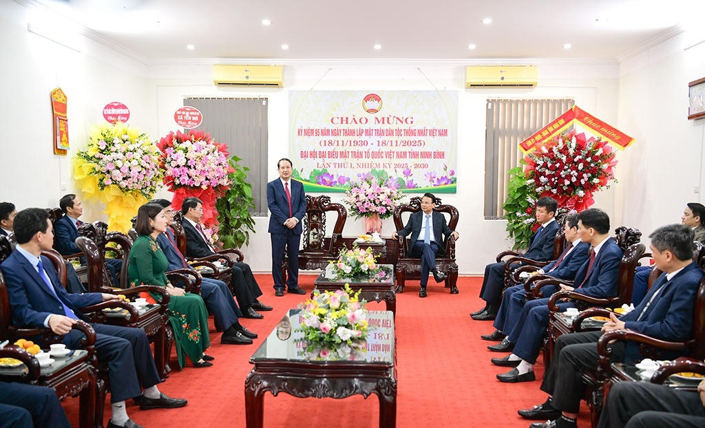 Lãnh đạo Ủy ban MTTQ tỉnh Ninh Bình báo cáo về hoạt động của Mặt trận tỉnh trong thời gian qua. Ảnh: Trường Giang.