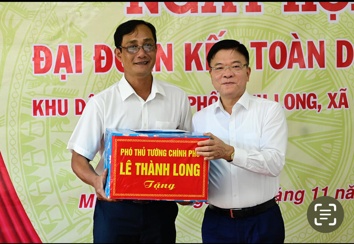 Phó Thủ tướng Chính phủ Lê Thành Long tặng quà Ban Công tác Mặt trận khu phố Minh Long. Ảnh Nguyễn Minh.