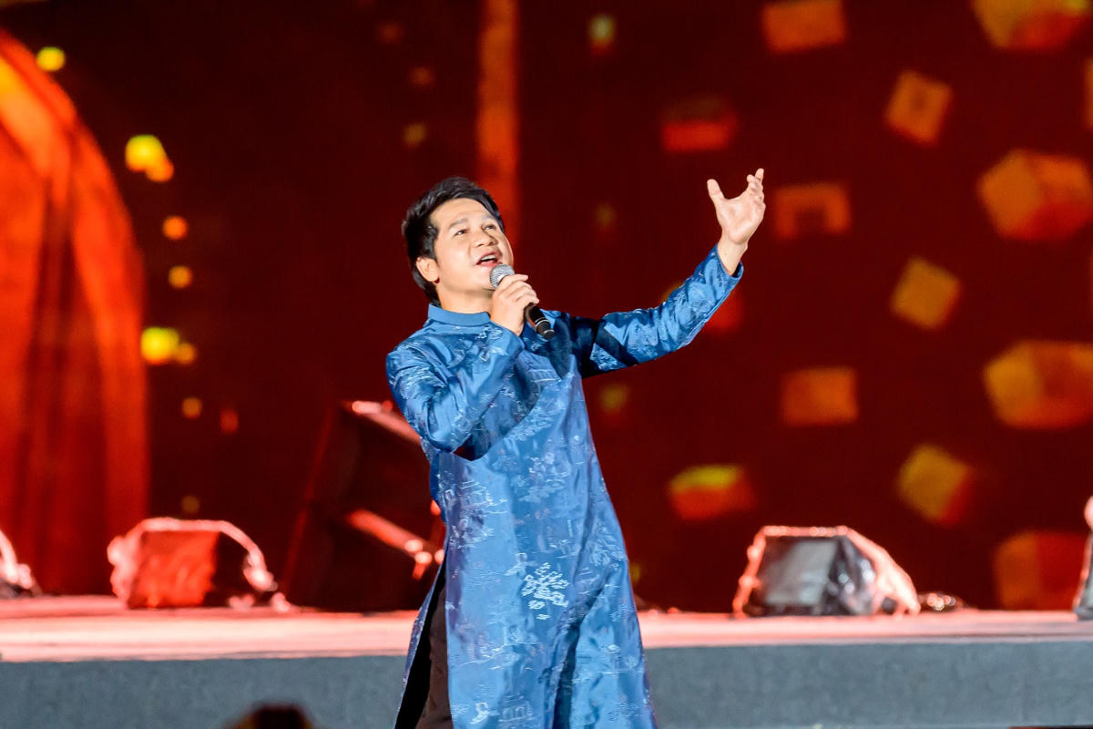 A person singing into a microphone

AI-generated content may be incorrect.