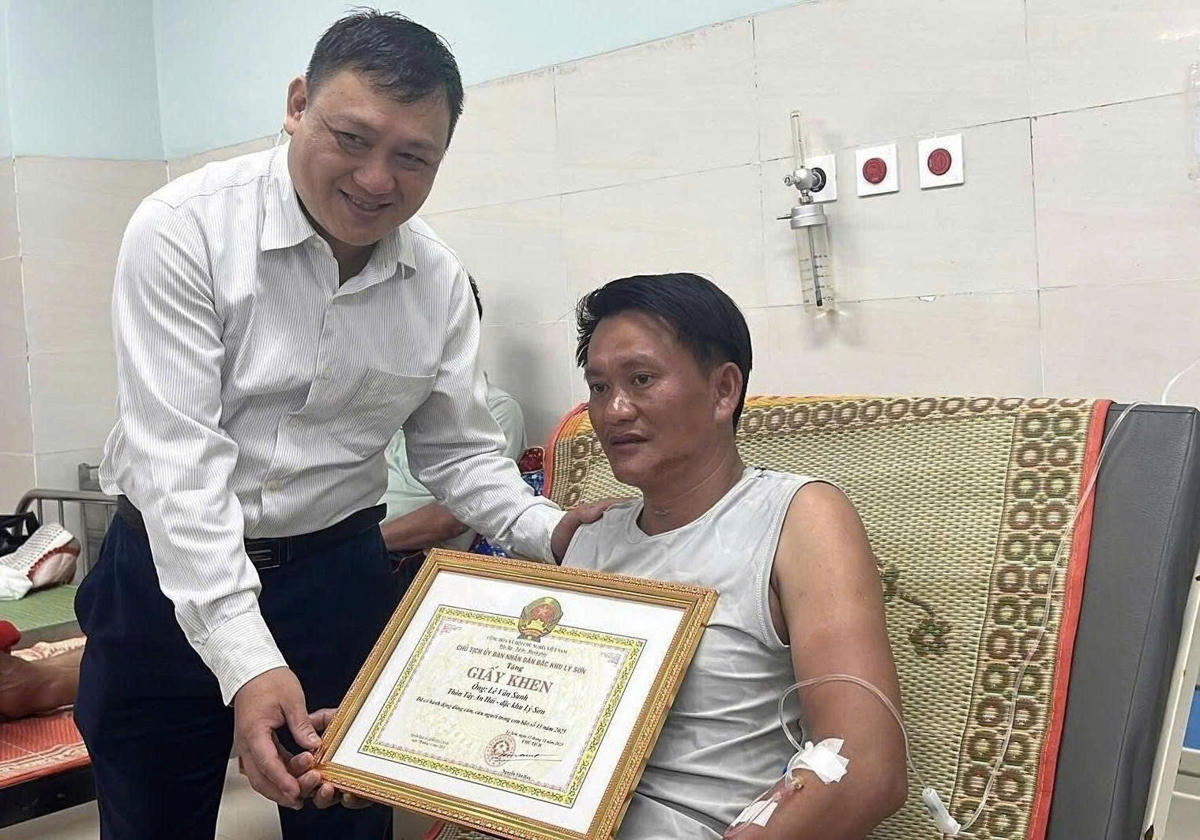 Lãnh đạo đặc khu Lý Sơn tặng giấy khen cho anh Lê Văn Sanh. Ảnh: CV.