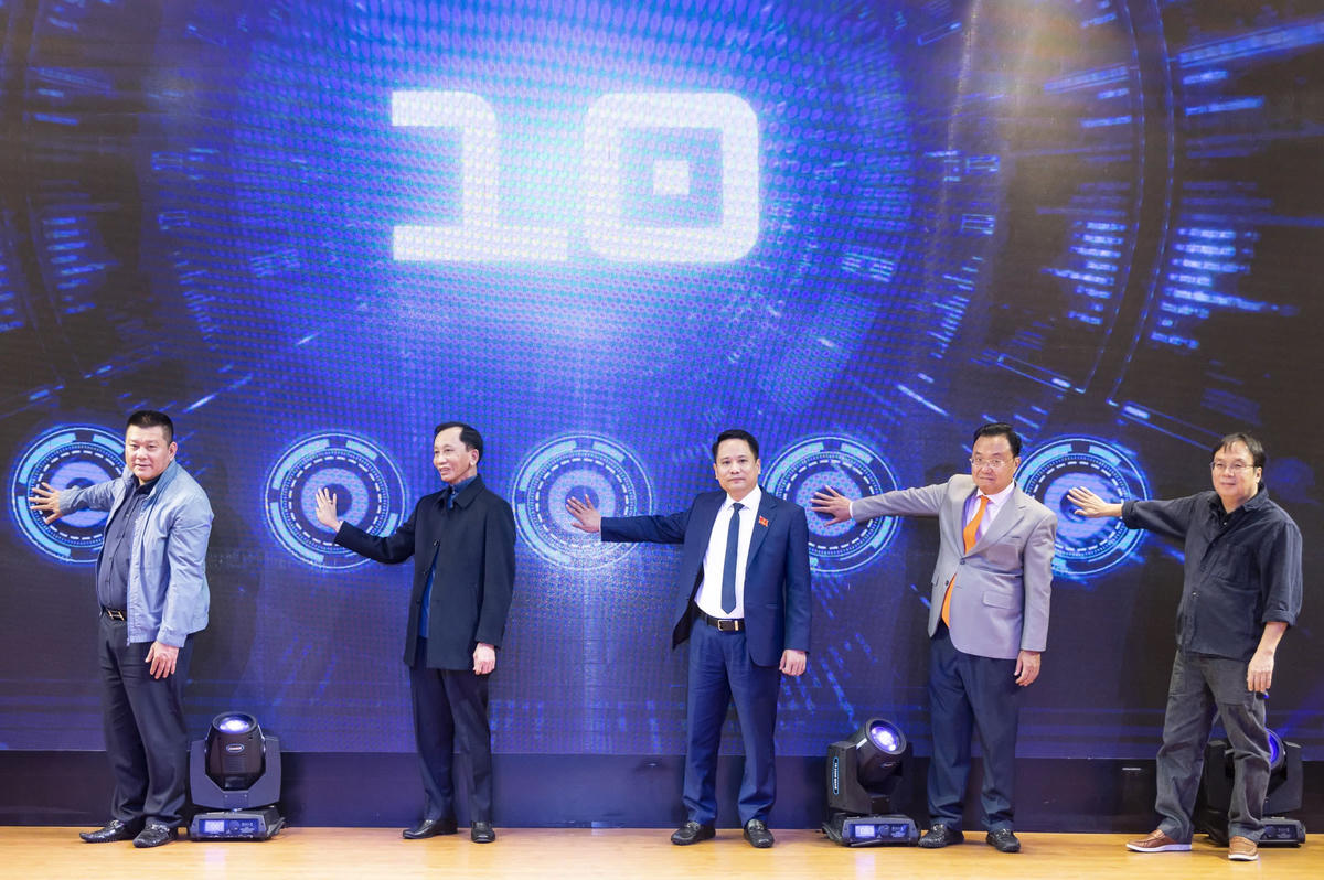 Các đại biểu ấn nút ra mắt giao diện mới.