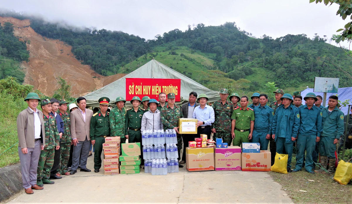 Phó Chủ tịch UBND TP Đà Nẵng Trần Nam Hưng tặng quà cho lực lượng chức năng tổ chức tìm kiếm 3 người mất tích. Ảnh: CV.