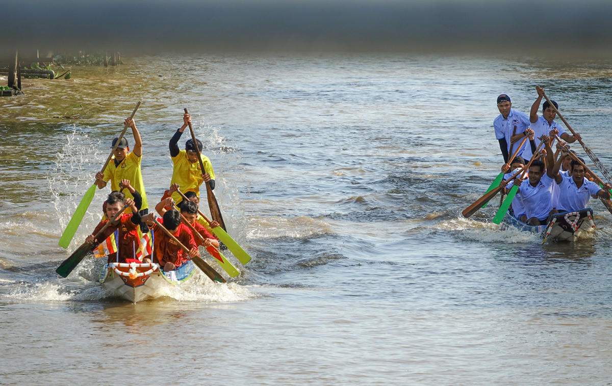 Lực lượng chức năng túc trực sẵn sàng xử lí tình huống trên đường đua. Ảnh Nguyễn Minh.