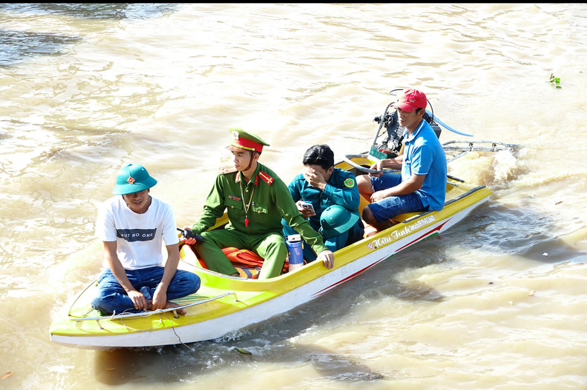 Giải bơi đua vỏ lãi composite nam nhằm chào mừng ngày hội Đại đoàn kết dân tộc ở An Giang. Ảnh Nguyễn Minh.