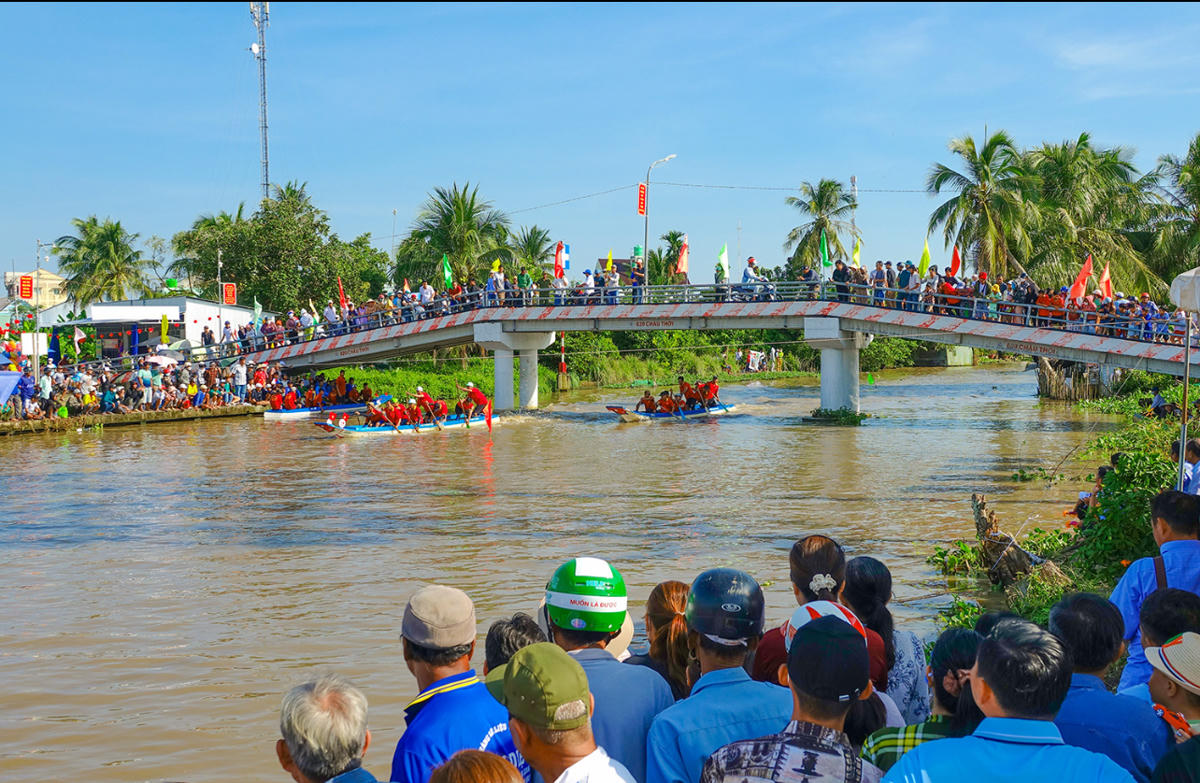 Đông đảo người dân tập trung xem giải bơi đua vỏ lãi tại xã Long Thạnh, An Giang. Ảnh Nguyễn Minh.