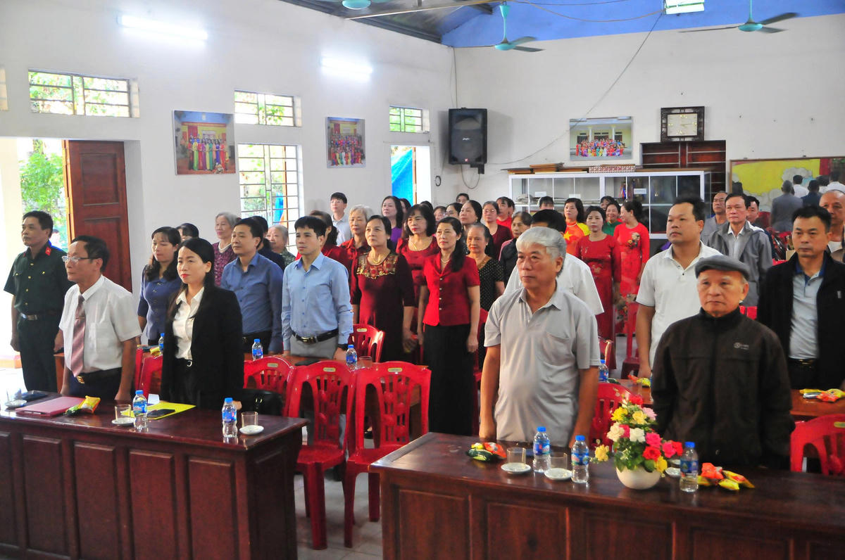 Các đại biểu và đông đảo nhân dân Tổ dân phố 7 (phường Minh Xuân) dự Ngày hội Đại đoàn kết toàn dân tộc ở khu dân cư. Ảnh: Xuân Trường.