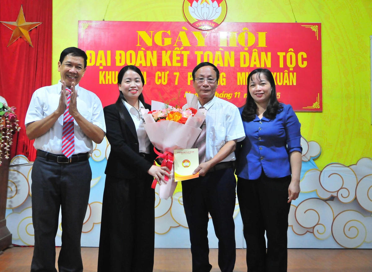 Phó Chủ tịch Ủy ban MTTQ Việt Nam tỉnh Tuyên Quang Trần Thị Hoàn tặng hoa chúc mừng Tổ dân phố 7 tại Ngày hội. Ảnh: Xuân Trường..