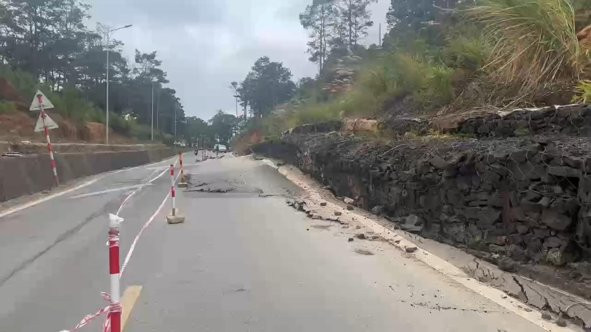 Mặt đường quốc lộ 24 bị trồi cao 1,2 m. Ảnh: CV.