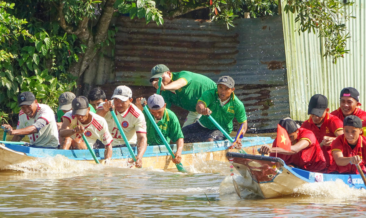 Vỏ lãi là phương tiện gắn liền với đời sống của người dân ở miền Tây. Ảnh Nguyễn Minh.
