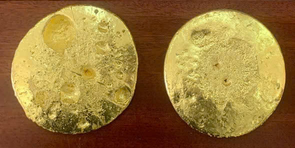 Lực lượng chức năng phát hiện&nbsp;chuyển 2 miếng vàng 9999 của đối tượng Ngô Văn Đồng vận chuyển trái phép. Ảnh: CV.