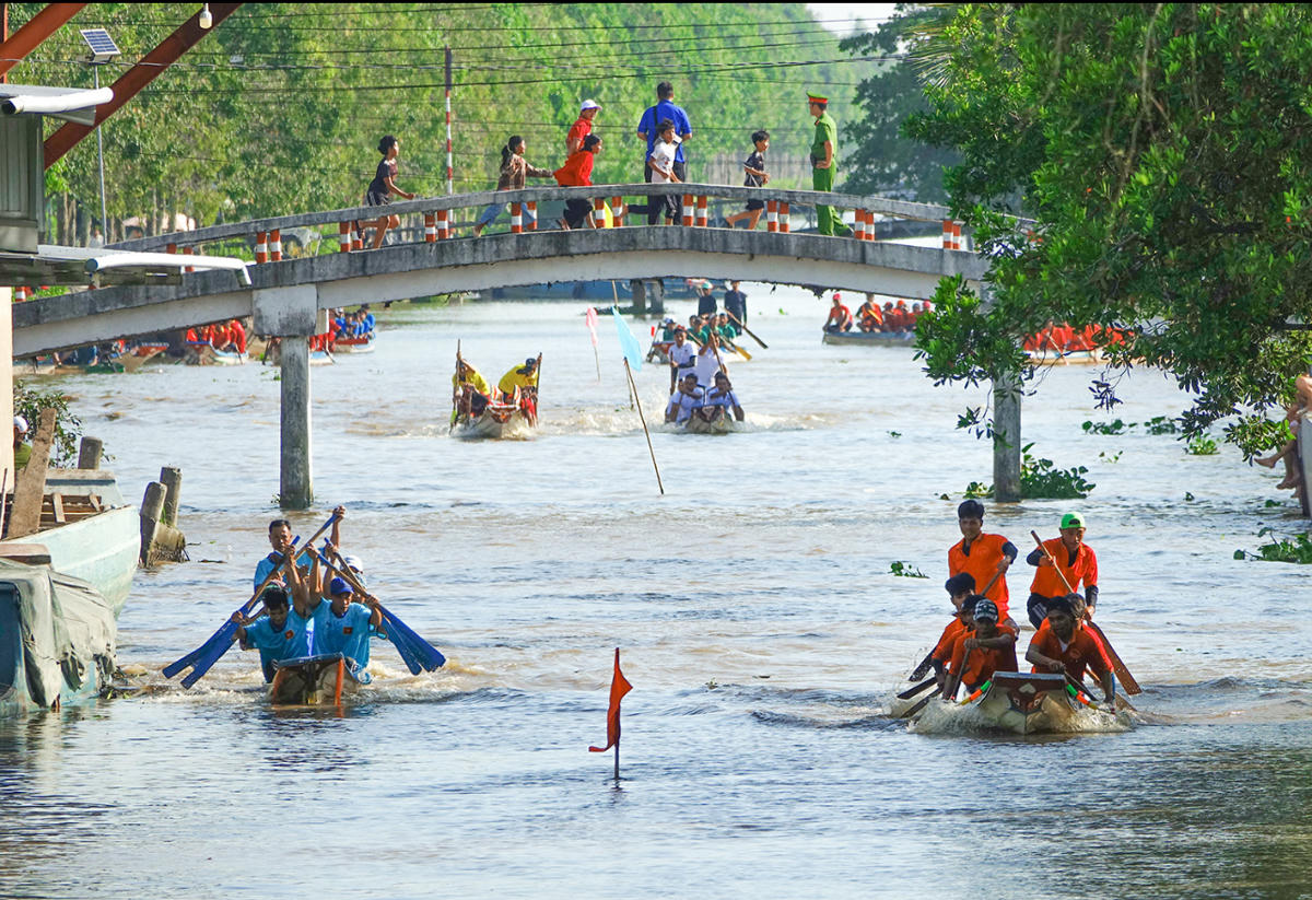 Khung cảnh náo nhiệt bất thường trên dòng kênh Long Thạnh - Giồng Riềng ở An Giang, sáng 15/11. Ảnh Nguyễn Minh.