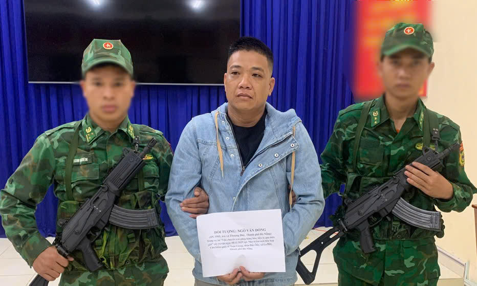 Lực lượng chức năng bắt đối tượng Ngô Văn Đồng. Ảnh: CV.