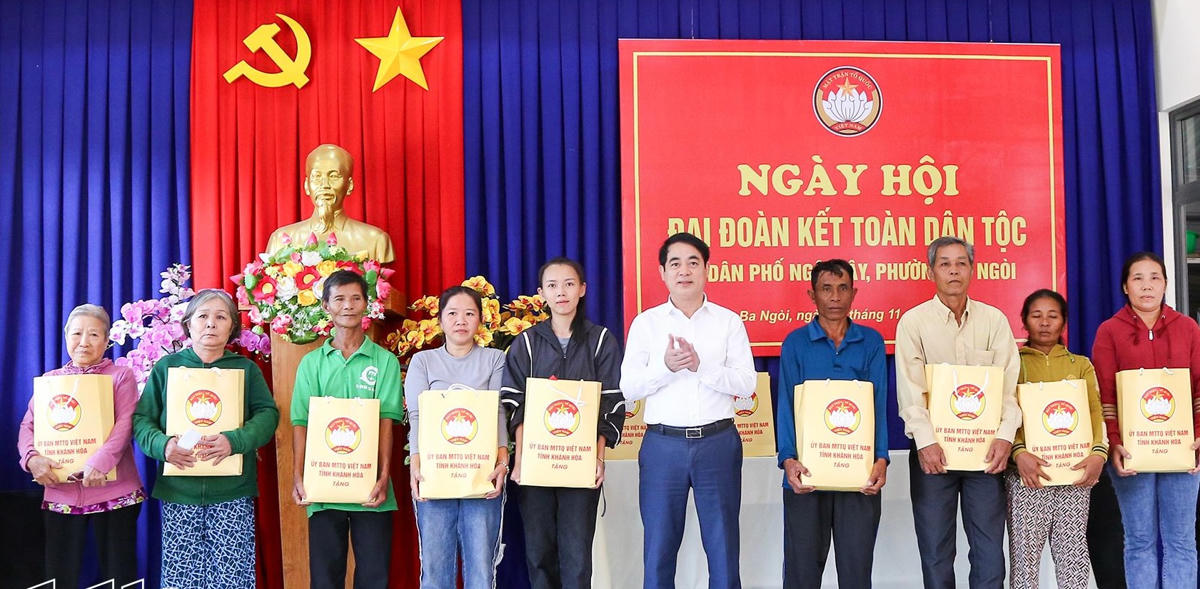 Ông Nghiêm Xuân Thành, Bí thư Tỉnh ủy Khánh Hòa trao quà cho các hộ dân tại ngày hội.(ảnh X.H)