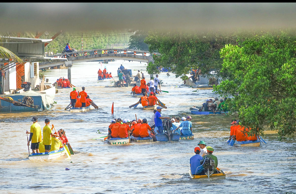 Sau mỗi vòng đấu, các đội đua tập kết về vị trí xuất phát chuẩn bị trận đấu tiếp theo. Ảnh Nguyễn Minh.