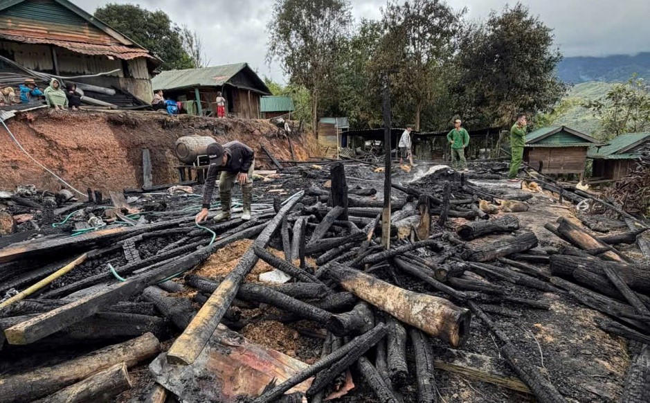 Hiện trường cháy 2 ngôi của người dân ở xã Ngọc Linh. Ảnh: CV.