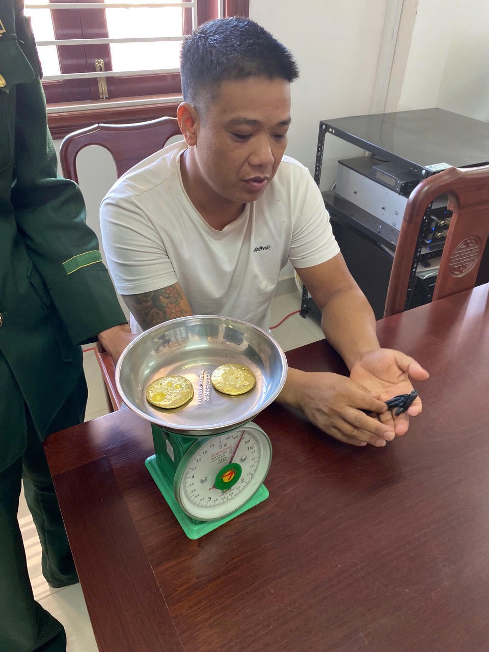 Đối tượng Ngô Văn Đồng cùng tang vật tại cơ quan chức năng. Ảnh: CV.