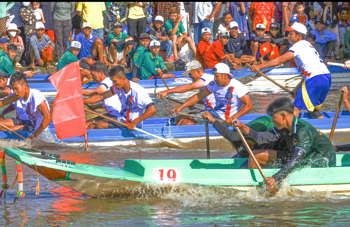 Các cặp đua diễn ra quyết liệt từ điểm xuất phát cho đến vạch đích. Ảnh Nguyễn Minh.
