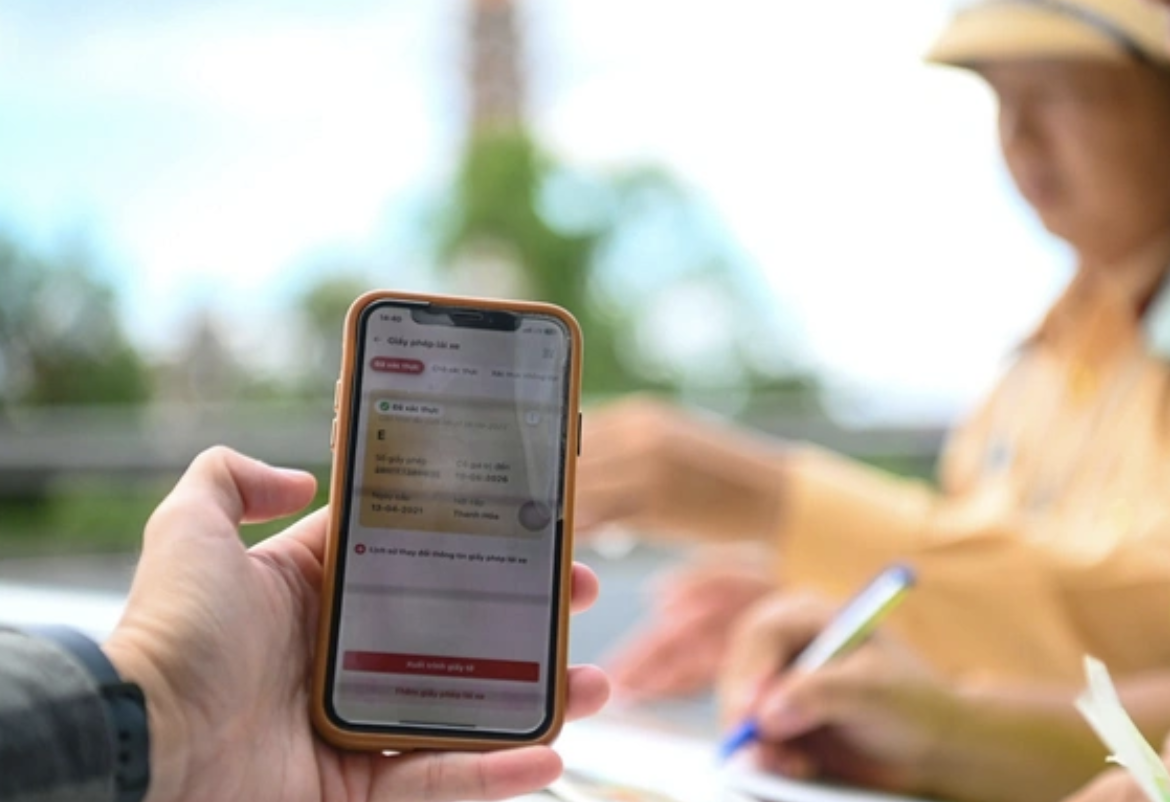 Hơn 830 trường hợp vi phạm giao thông bị trừ 12 điểm giấy phép lái xe.