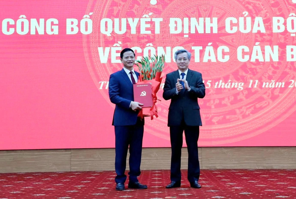 Tặng hoa chúc mừng ông Vương Quốc Tuấn. Ảnh: TN.