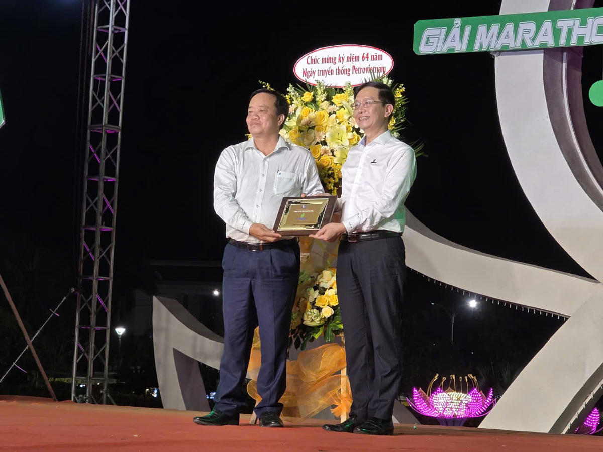 Phó bí thư thường trực Tỉnh ủy, Chủ tịch Ủy ban MTTQ Việt Nam tỉnh Cà Mau Huỳnh Quốc Việt tặng hoa và&nbsp;biểu trưng cảm ơn nhà tài trợ thương hiệu từ Ban tổ chức giải. Ảnh: Nguyên Du