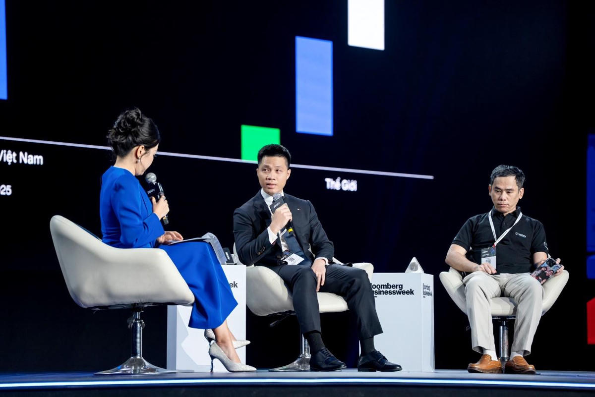 Ông Hà Trung Kiên – Phó Chủ tịch G-Group (giữa) thảo luận tại sự kiện “Vietnam Future Economy Summit 2025”.