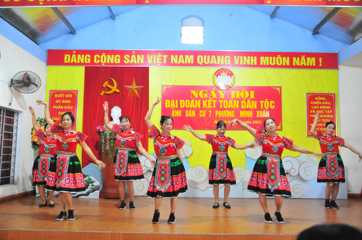 Các tiết mục văn nghệ đặc sắc của khu dân cư 7 tại Ngày hội. Ảnh: Xuân Trường.