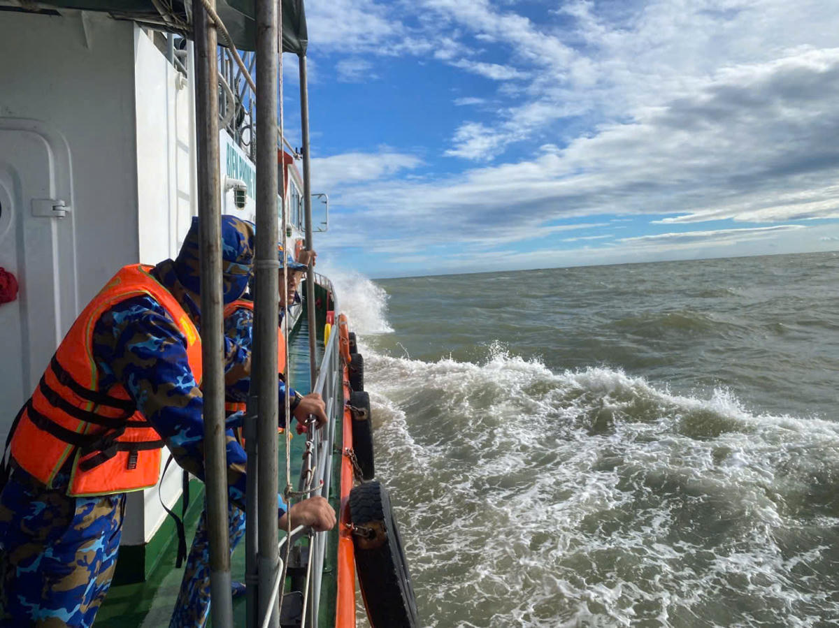 Lực lượng chức năng huy động tìm kiếm 3 ngư dân hồi còn mất tích trên biển. Ảnh: CV.