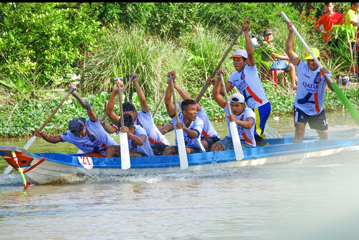 Giải năm nay quy tụ 21 đội tham gia, mỗi đội sẽ có 8 tay bơi tranh tài với đội bạn. Ảnh Nguyễn Minh.