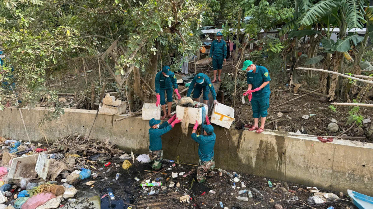 Rác theo mưa lũ gây tắc nghẽn dòng chảy. Ảnh: Nguyễn Đức Cường.