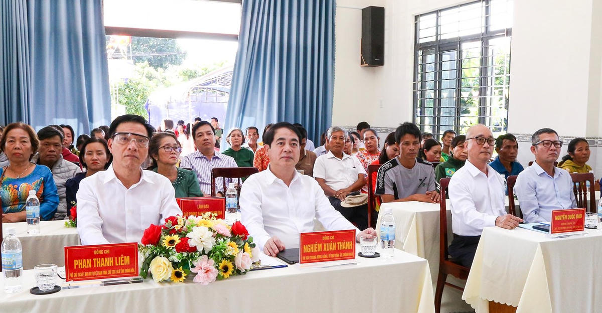 Ông Nghiêm Xuân Thành, Bí thư Tỉnh ủy và các đại biểu dự Ngày hội Đại đoàn kết, Tổ dân phố Ngô Mây, phường Ba Ngòi. (ảnh X.H)