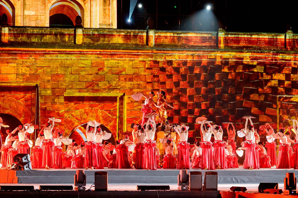 A group of people on a stage

AI-generated content may be incorrect.