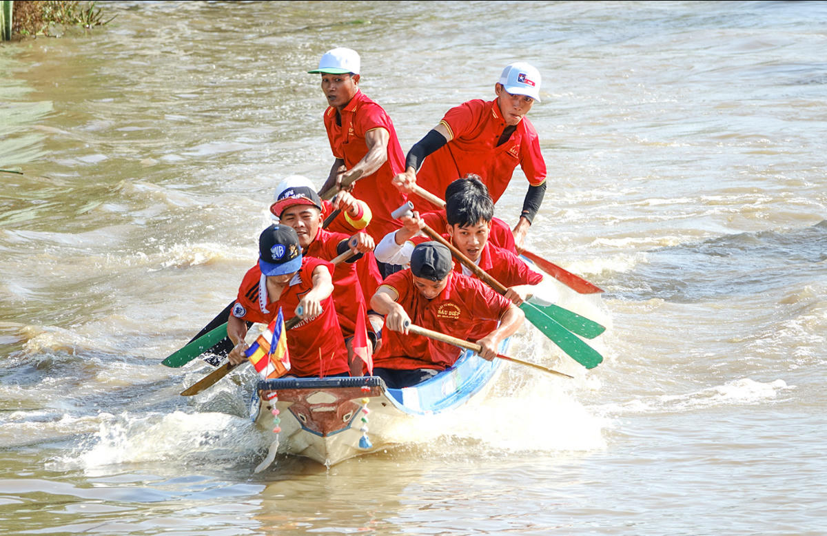 Các tay bơi quyết liệt trên đường đua. Ảnh Nguyễn Minh.