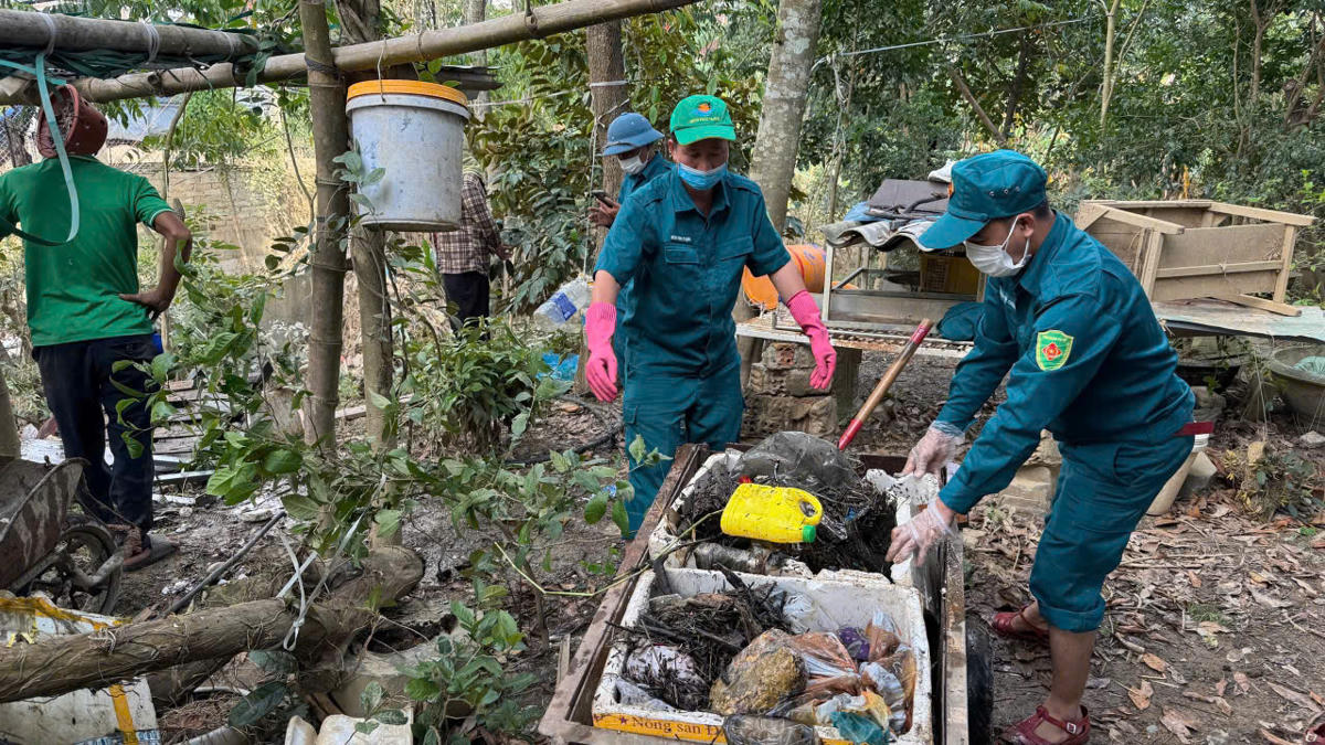 Thu gom rác đưa lên bờ. Ảnh: Nguyễn Đức Cường.