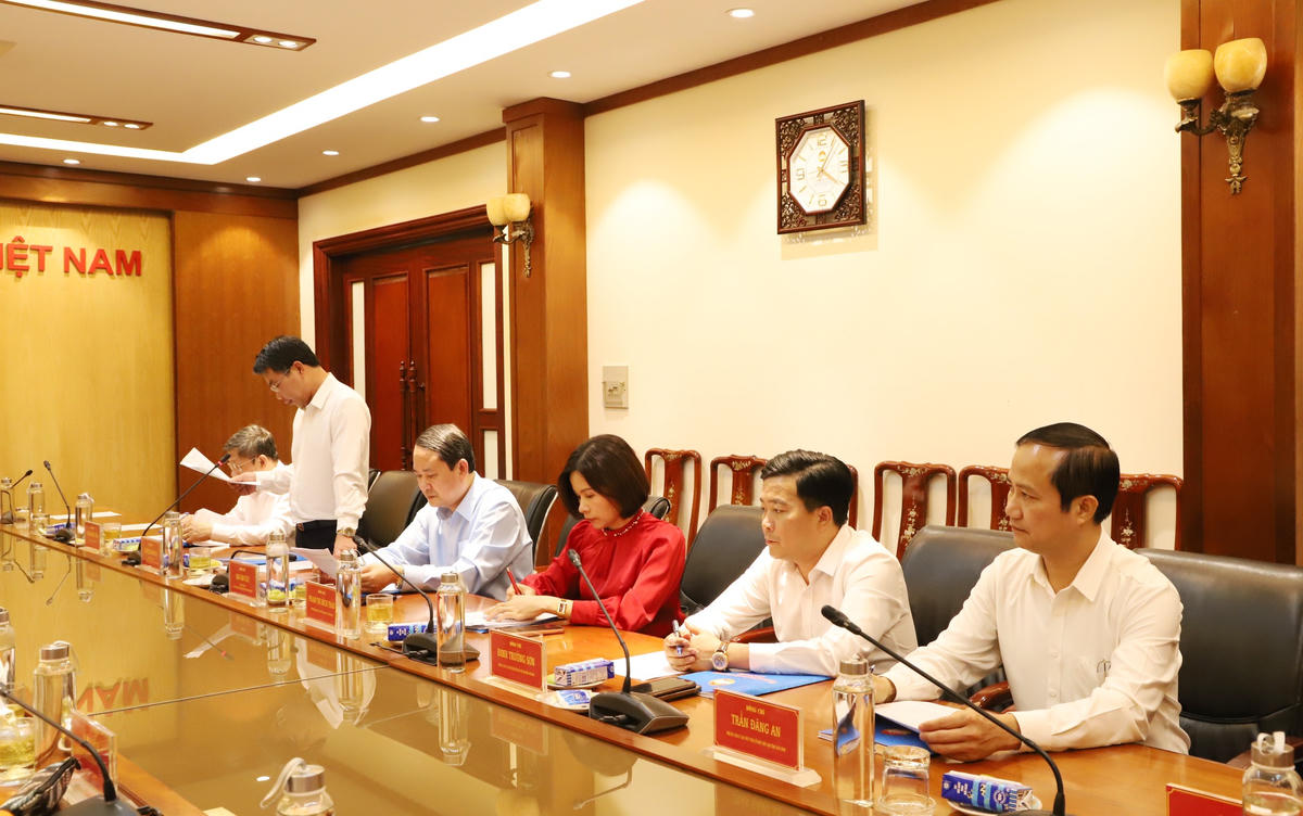 Các đại biểu tham dự cuộc làm việc.