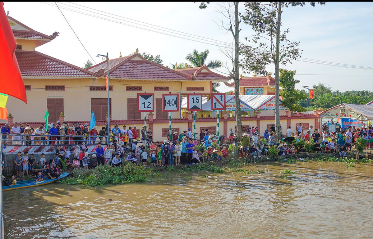 Những khán giả nhiệt thành của giải bơi vỏ lãi composite xã Long Thạnh. Ảnh Nguyễn Minh.